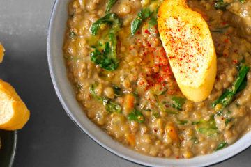 Dal baht (curry de lentilles) aux épinards riz basmati et chutney à la